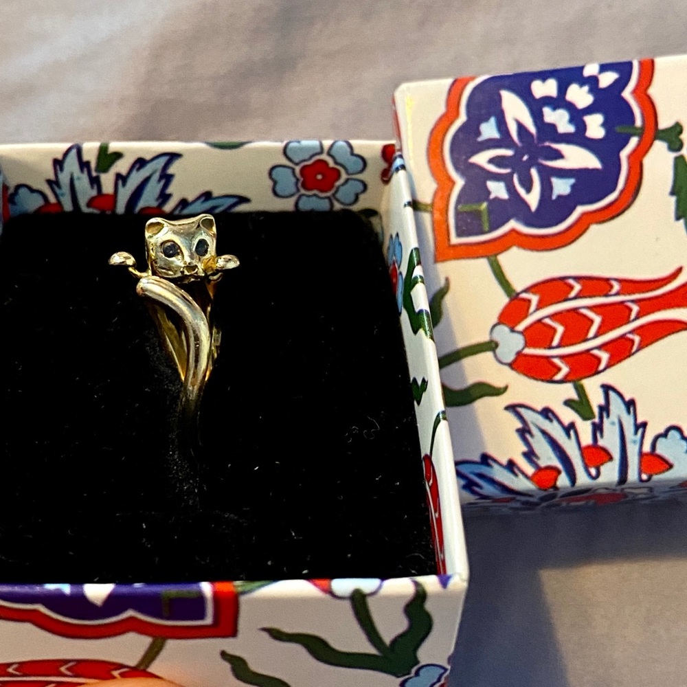 16kt Gold Adjustable Cat Ring with Blue Sapphires